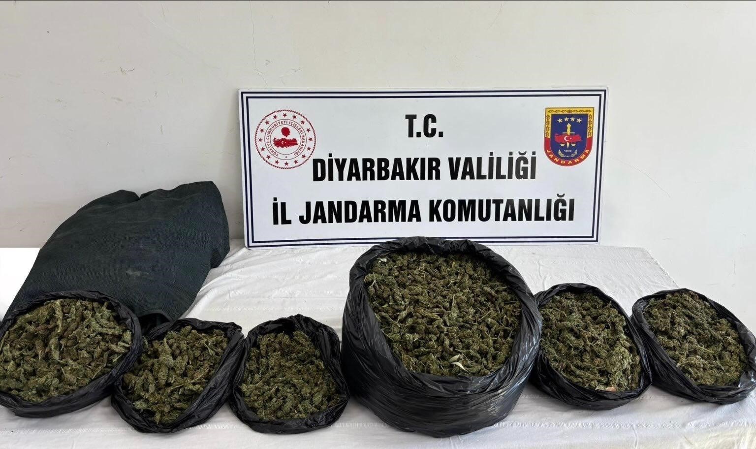 diyarbakirda uyusturucu operasyonu 38 kilo esrar ele gecirildi 1 CXE3qfEs