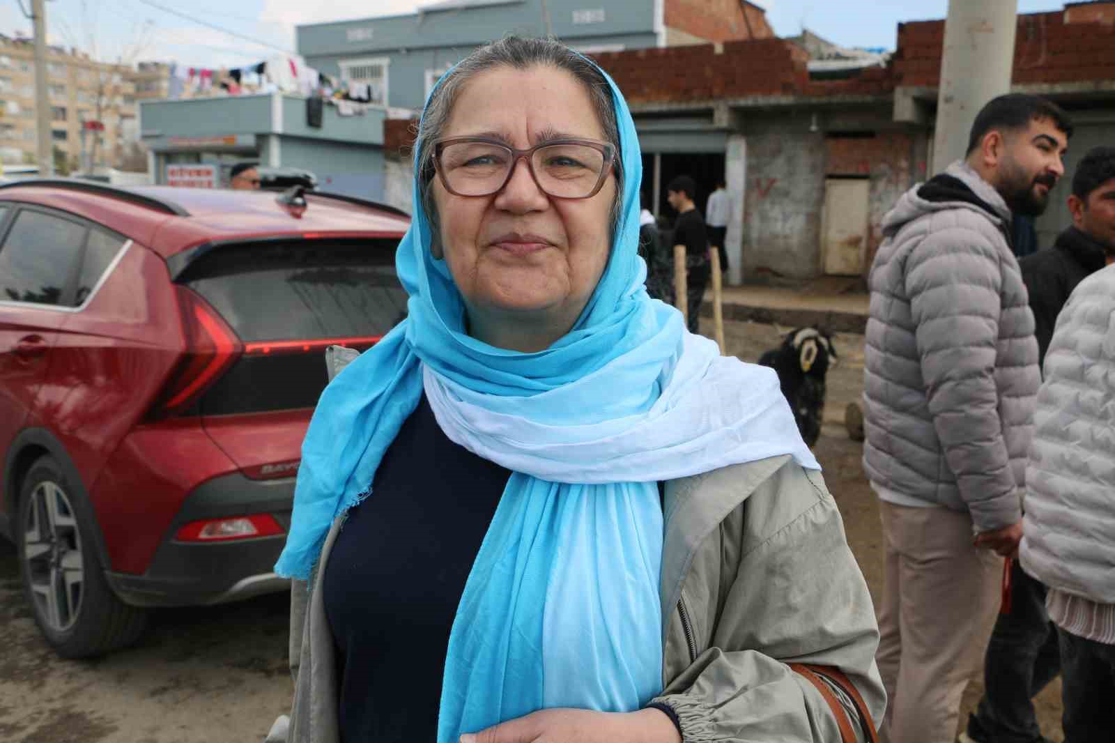 diyarbakirda vatandaslar sofralara birakacagi eti canli hayvan pazarindan almayi tercih ediyor 3