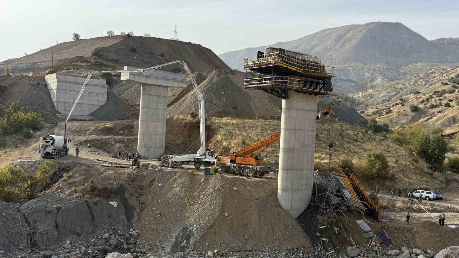 diyarbakirda viyaduk insaati iskelesinde cokme 3 olu 2 yarali 1 rwyq76CU