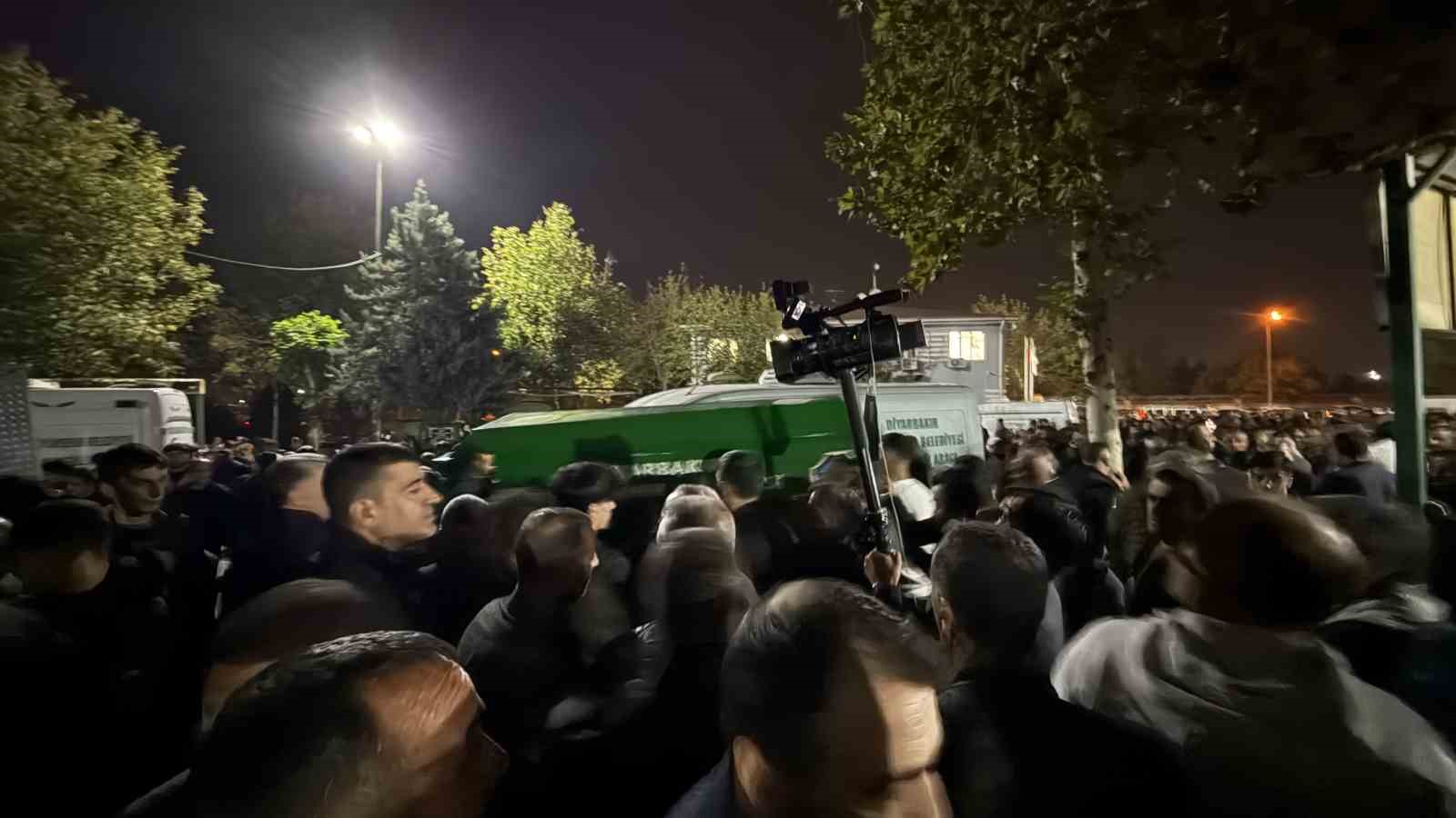 Diyarbakır’da viyadük inşaatı kazasında hayatını kaybeden 4 kişi defnedildi 4 diyarbakirda viyaduk insaati kazasinda hayatini kaybeden 4 kisi defnedildi 0