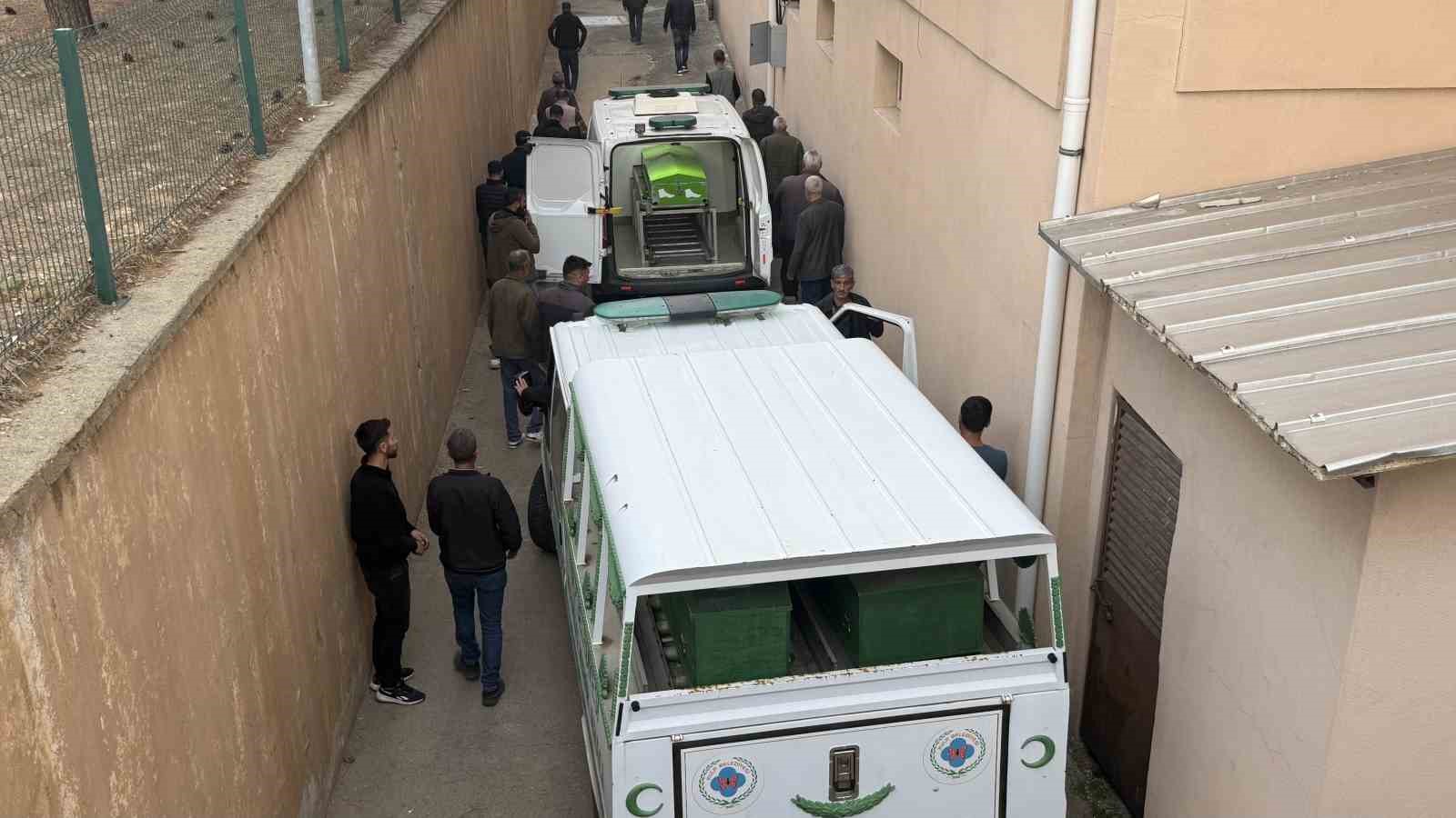 Diyarbakır’da viyadük inşaatı kazasında hayatını kaybeden 4 kişi defnedildi 5 diyarbakirda viyaduk insaati kazasinda hayatini kaybeden 4 kisi defnedildi 1 rPcIgN1z