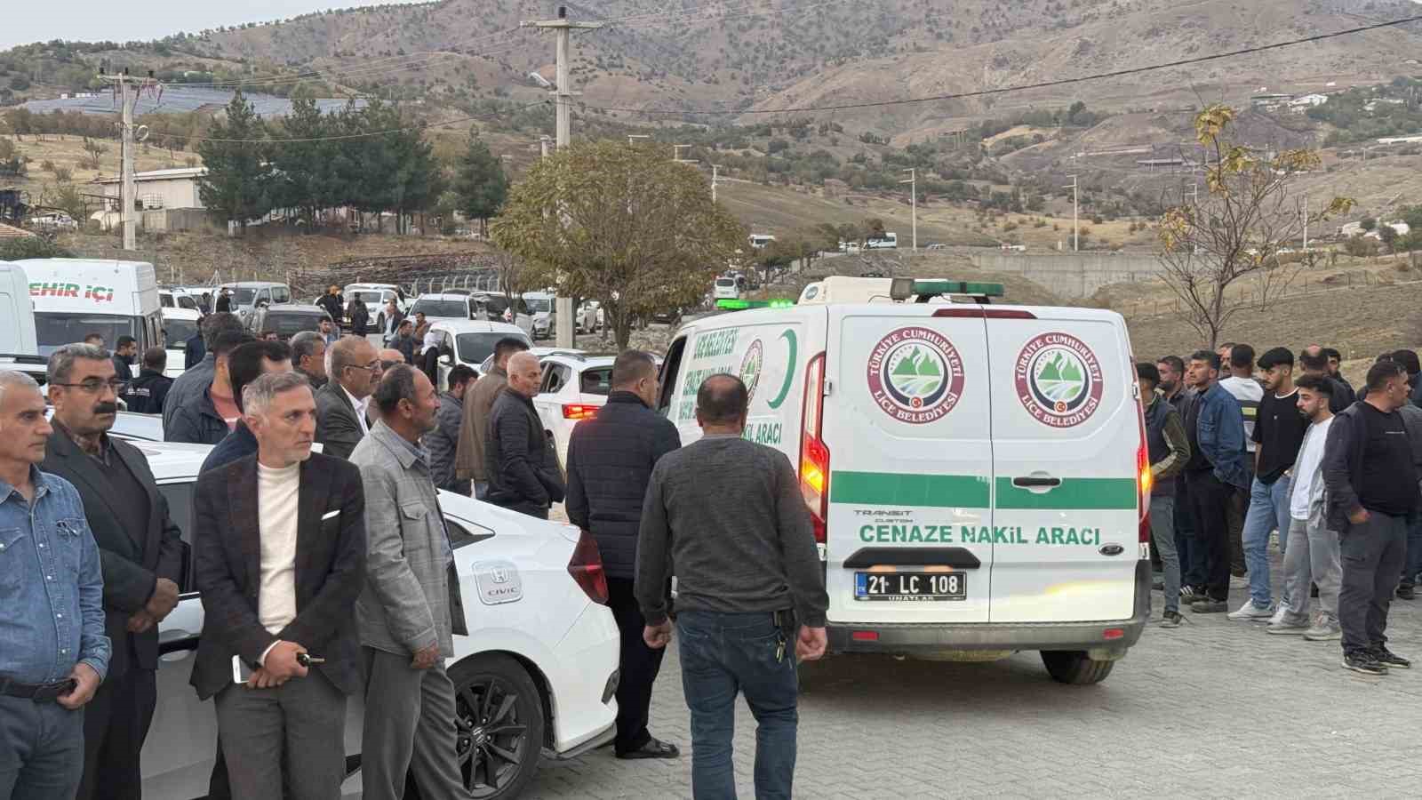 Diyarbakır’da viyadük inşaatı kazasında hayatını kaybeden 4 kişi defnedildi 6 diyarbakirda viyaduk insaati kazasinda hayatini kaybeden 4 kisi defnedildi 2 C2ZpPZt4