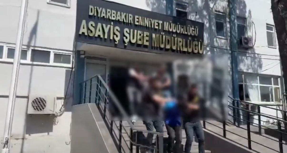 diyarbakirda yapi kredi bankasi subesine silahli saldiriyla ilgili 2 tutuklama 0 GIHzLXba