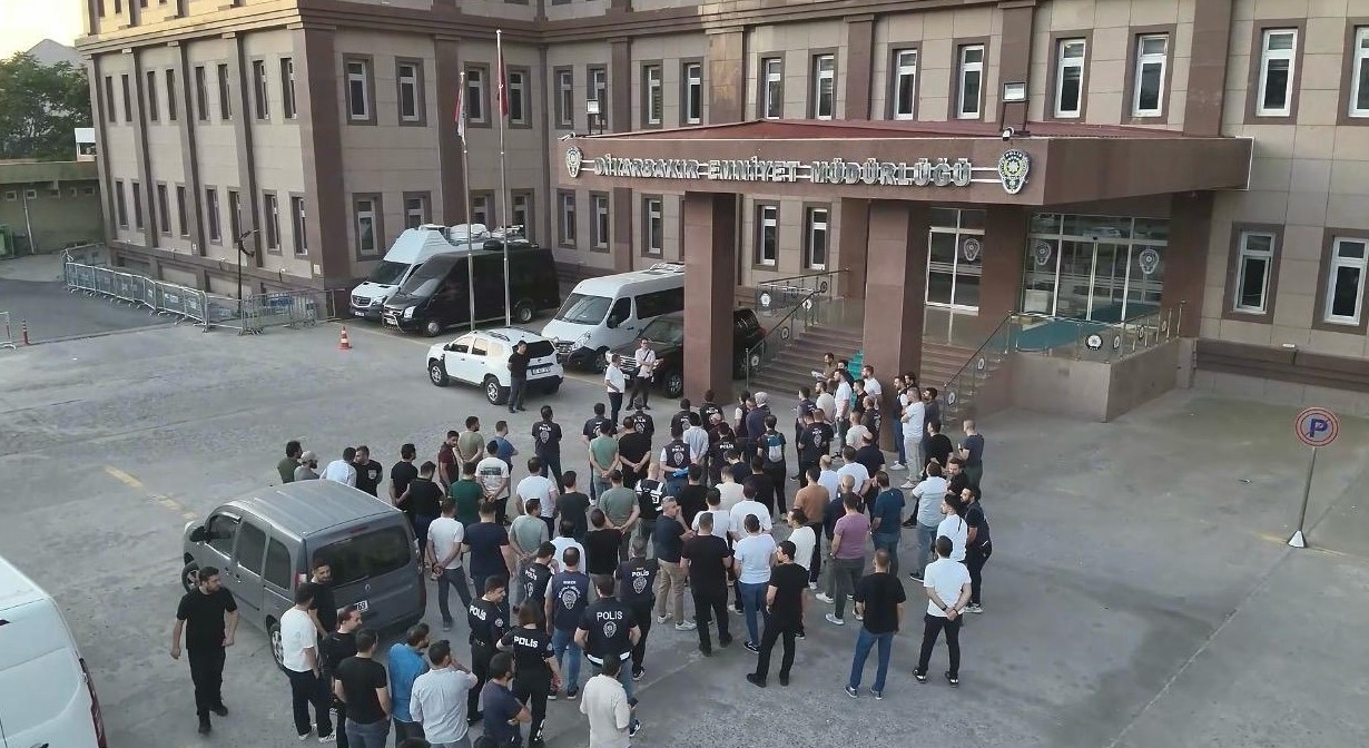 diyarbakirda yasa disi bahis operasyonu 6 milyarlik islem hacmi tespit edildi 24 kisi tutuklandi qNM6tR78