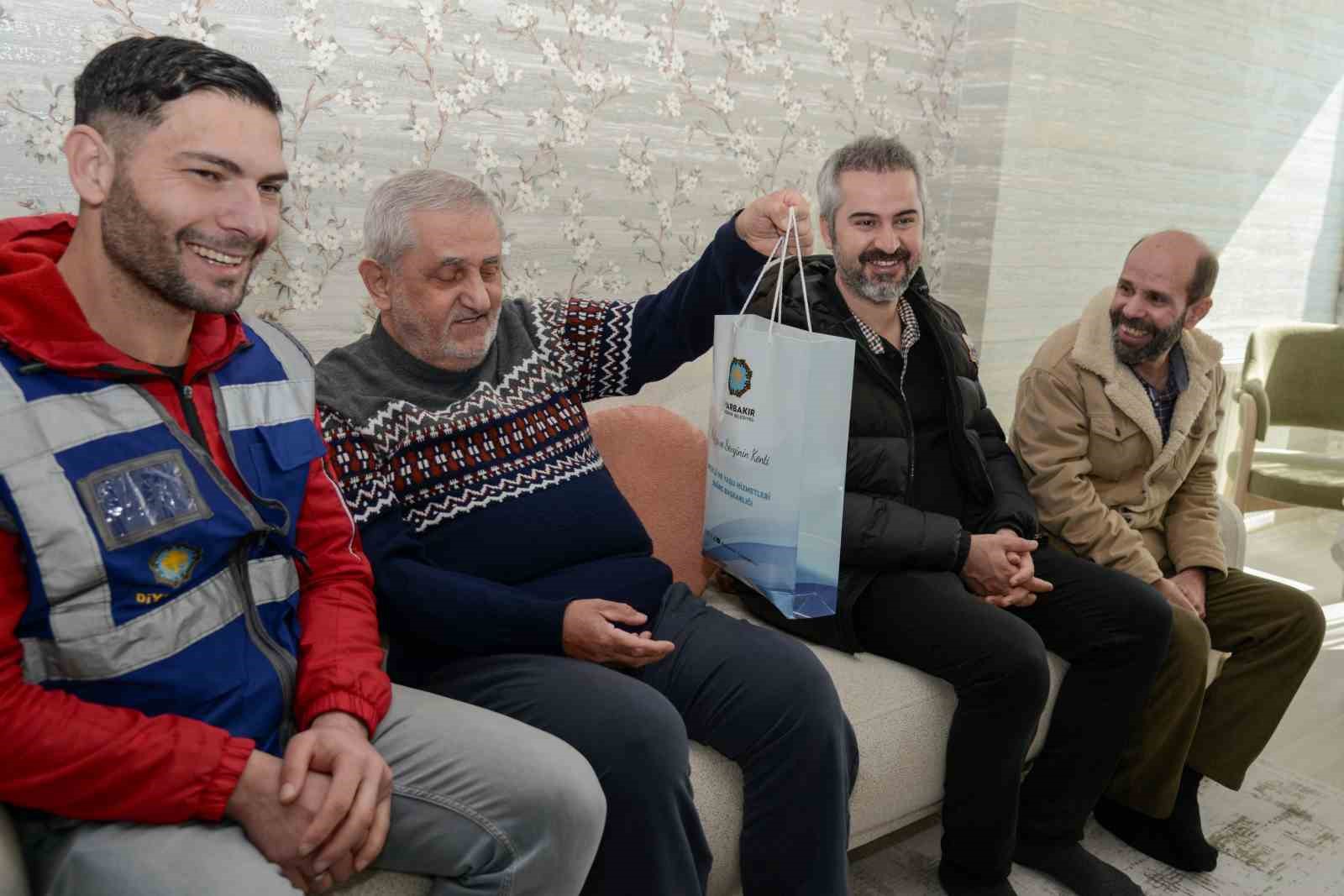 Diyarbakır’da yaşlılara dayanışma ziyareti 5 diyarbakirda yaslilara dayanisma ziyareti 1 Tcv3QEOH