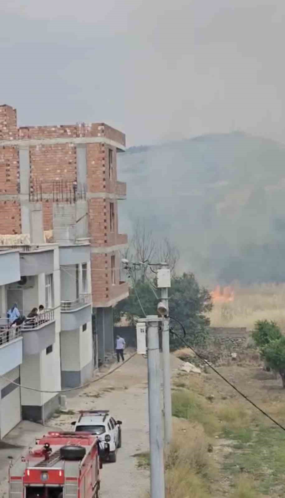 Diyarbakır’da yerleşim alanında çıkan yangın paniğe neden oldu 6 diyarbakirda yerlesim alaninda cikan yangin panige neden oldu 2 nbYCJiQi
