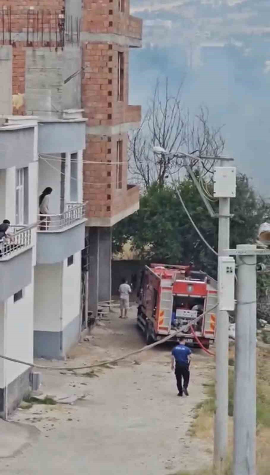 Diyarbakır’da yerleşim alanında çıkan yangın paniğe neden oldu 8 diyarbakirda yerlesim alaninda cikan yangin panige neden oldu 4 BCRR6Zmg