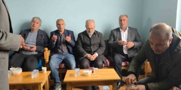 diyarbakirda-yildirim-carpmasi-sonucu-olen-cocuklarin-aileleri-taziyeleri-kabul-ediyor-vCQTWOQ8.jpg