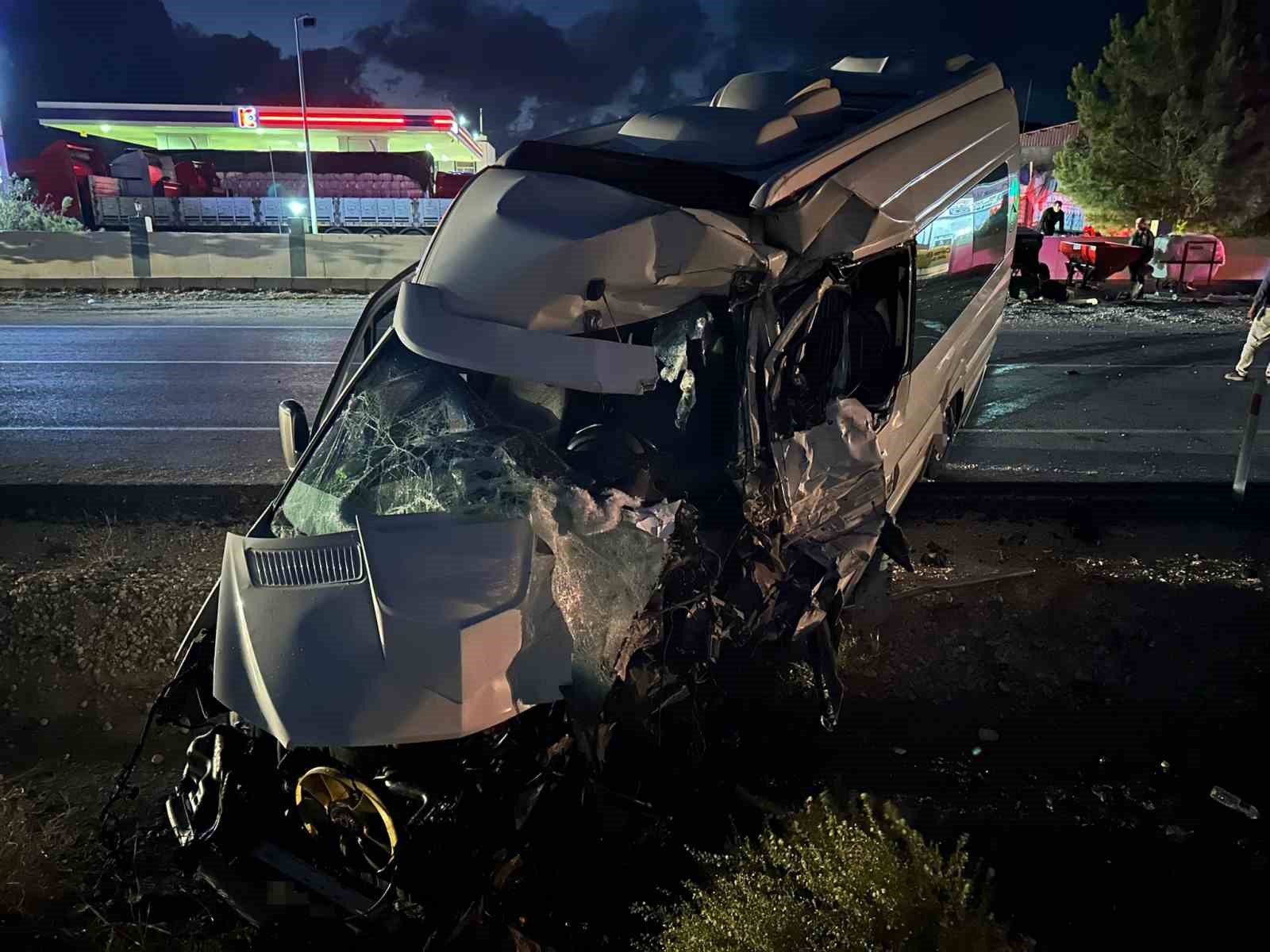 diyarbakirda yolcu minibusu ile tanker carpisti 1 yarali 0
