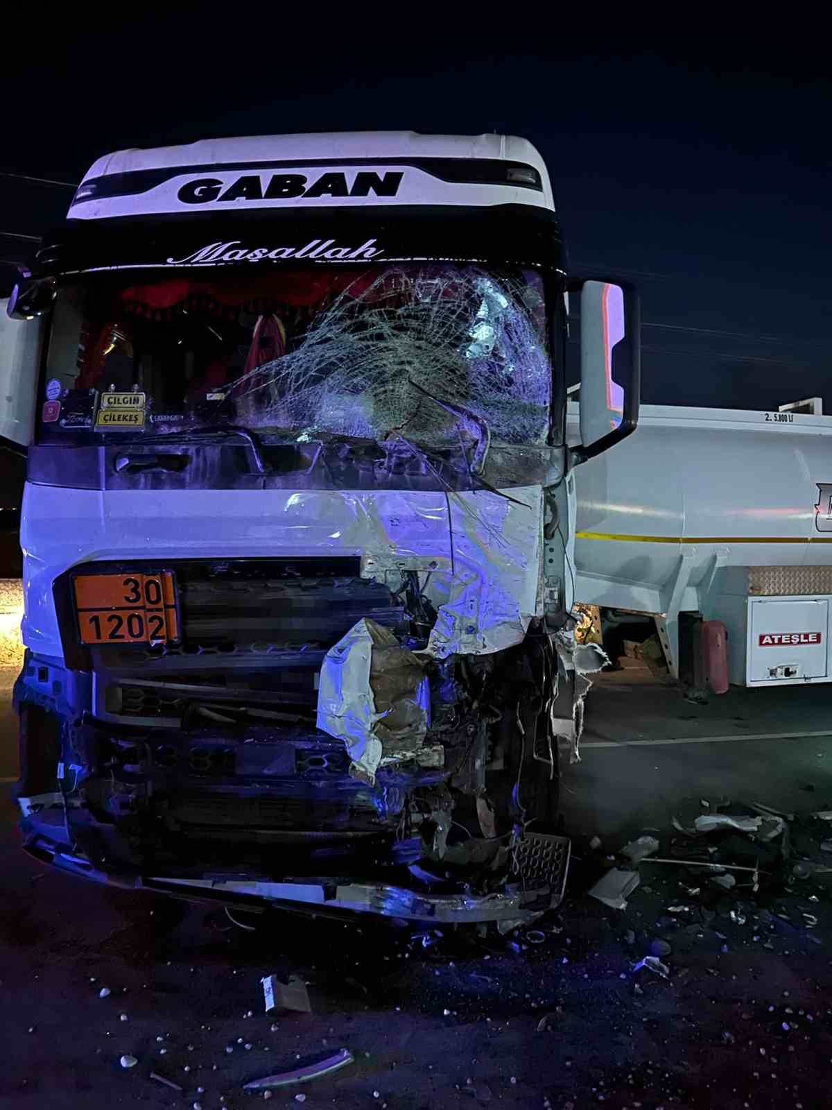 diyarbakirda yolcu minibusu ile tanker carpisti 1 yarali 1 54uA6aeT