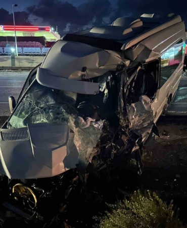 diyarbakirda-yolcu-minibusu-ile-tanker-carpisti-1-yarali-m22z1I77.jpg