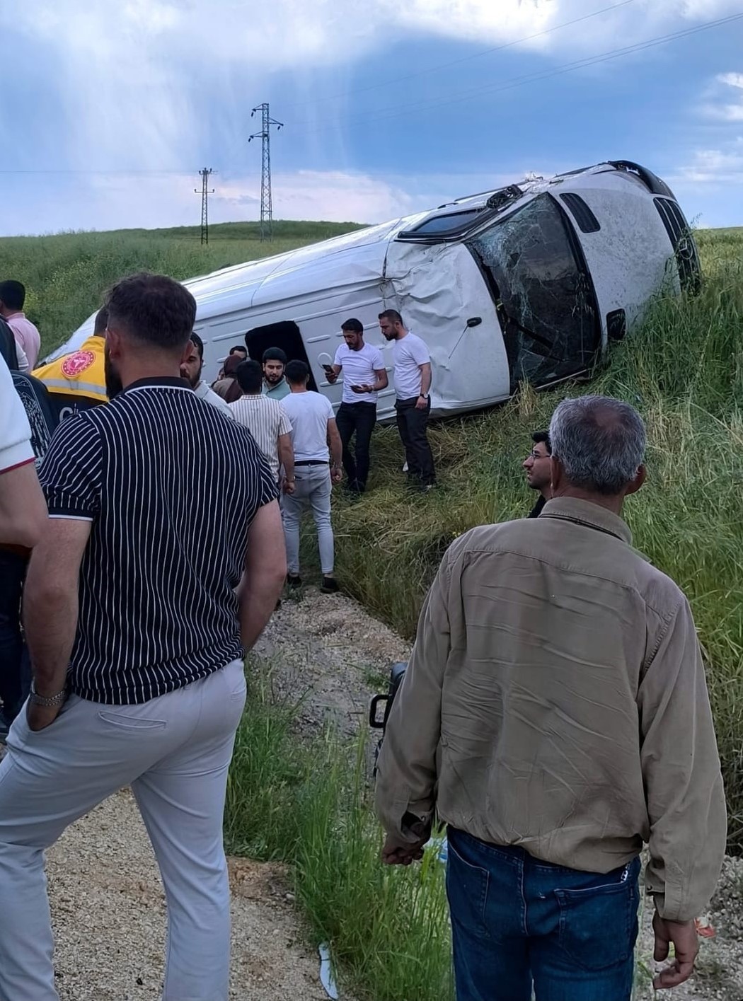 diyarbakirda yolcu minibusu takla atti 15 yarali 1 qn1fWXac