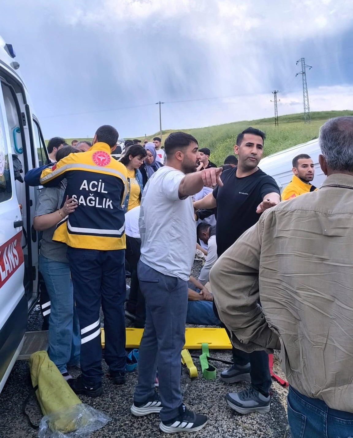 diyarbakirda yolcu minibusu takla atti 15 yarali 2 V9TW7BvS