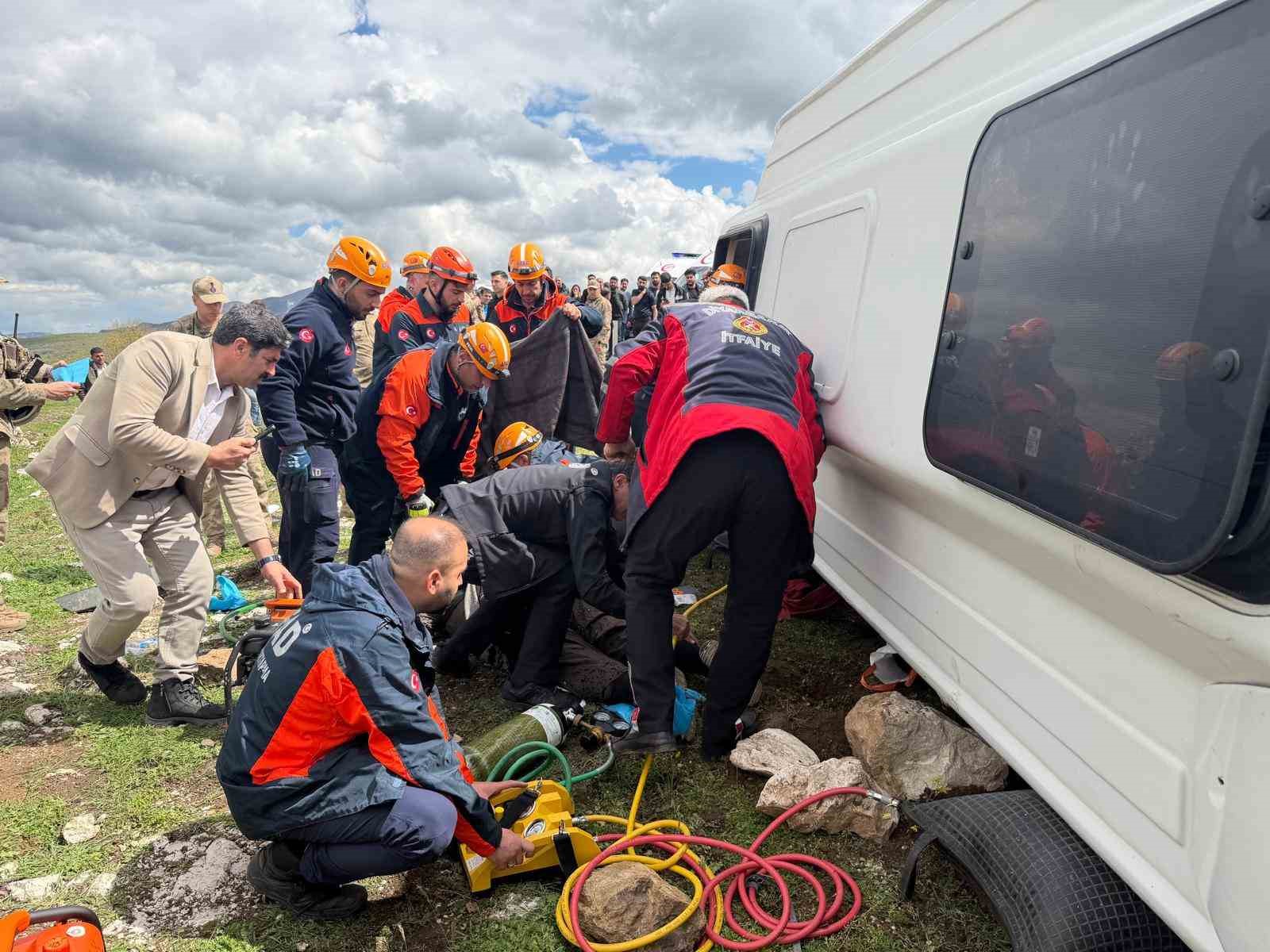 Diyarbakır’da yolcu otobüsü devrildi: 1 ölü, 13 yaralı 7 diyarbakirda yolcu otobusu devrildi 1 olu 13 yarali 3
