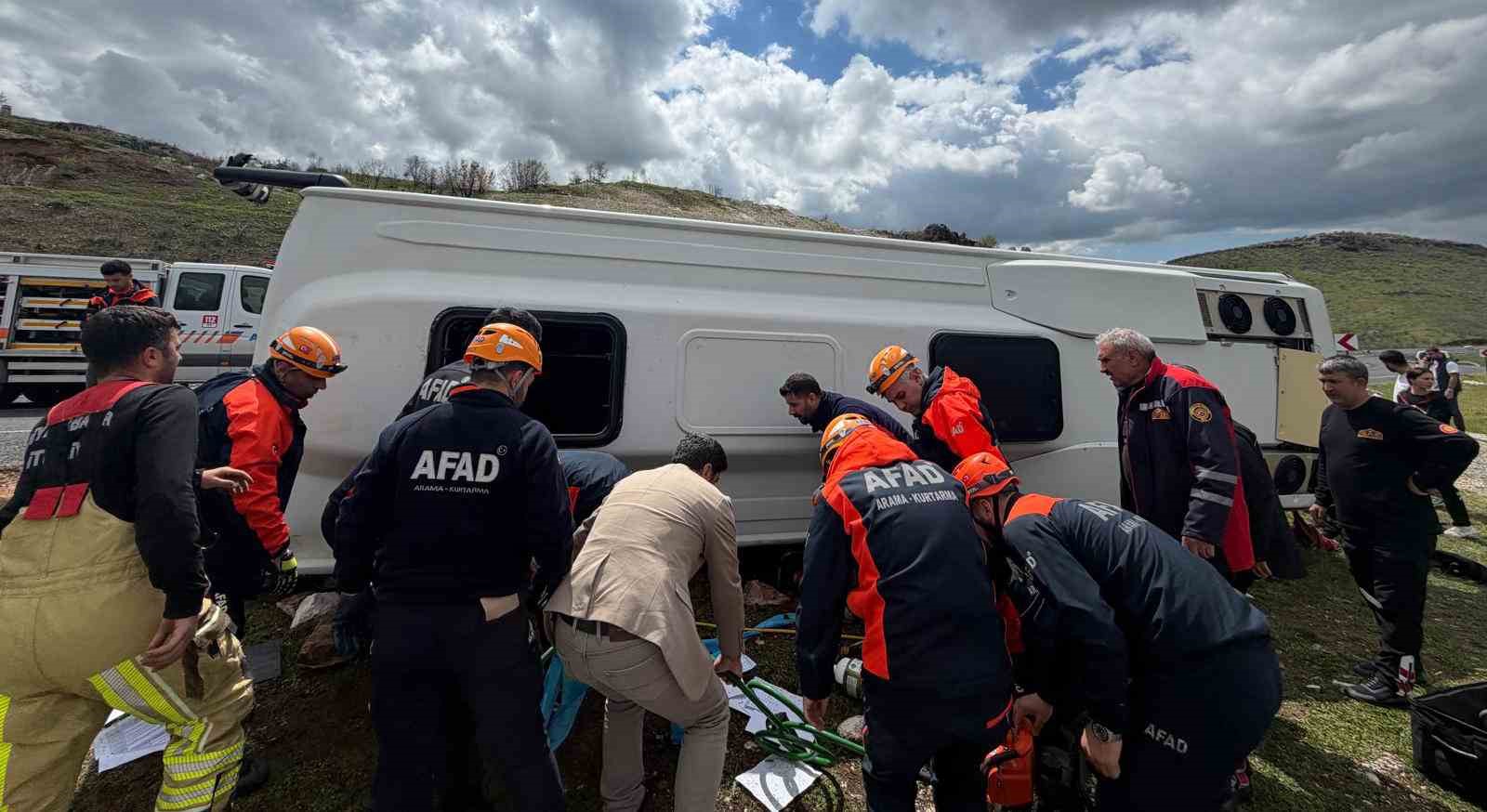 Diyarbakır’da yolcu otobüsü devrildi: 1 ölü, 13 yaralı 8 diyarbakirda yolcu otobusu devrildi 1 olu 13 yarali 4 EGkF5J2n