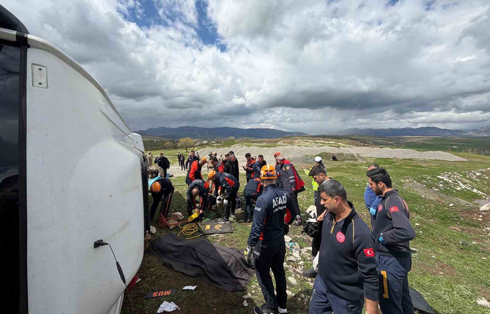 Diyarbakır’da yolcu otobüsü devrildi: 1 ölü, 13 yaralı 9 diyarbakirda yolcu otobusu devrildi 1 olu 13 yarali 5 Pzhb54Fc