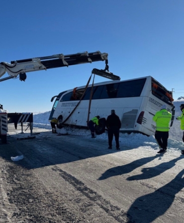 diyarbakirda-yolcu-otobusu-devrildi-6-yarali-SwDiwnjk.jpg