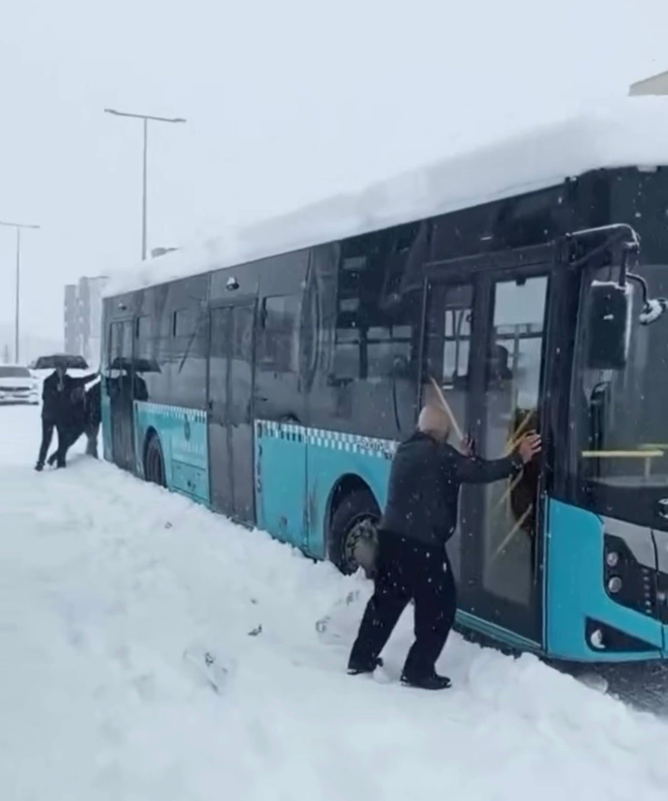 diyarbakirda yolda kalan halk otobuslerini vatandaslar itti 1 QmnIcl9k