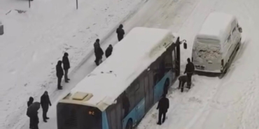 diyarbakirda-yolda-kalan-halk-otobuslerini-vatandaslar-itti-SWBe2NBh.jpg