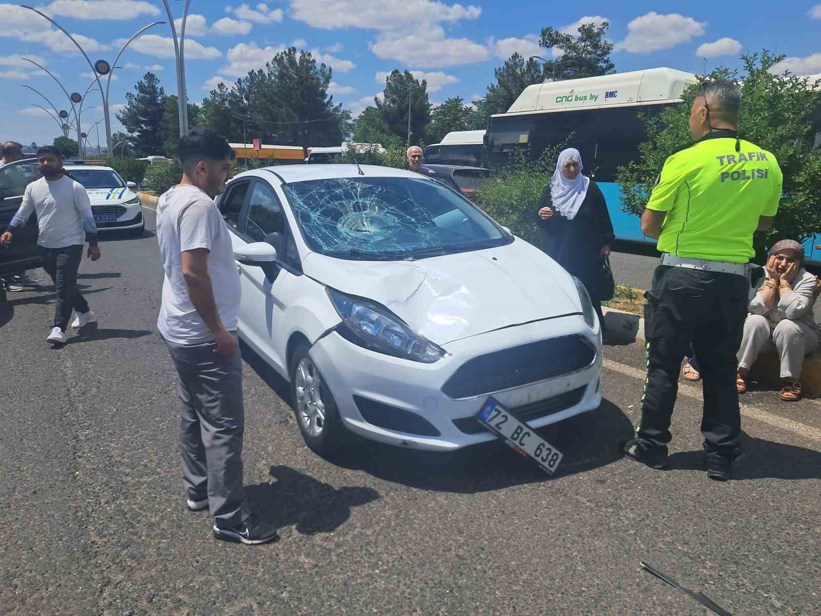 diyarbakirda yolun karsisina gecmeye calisan sahsa araba carpti 1