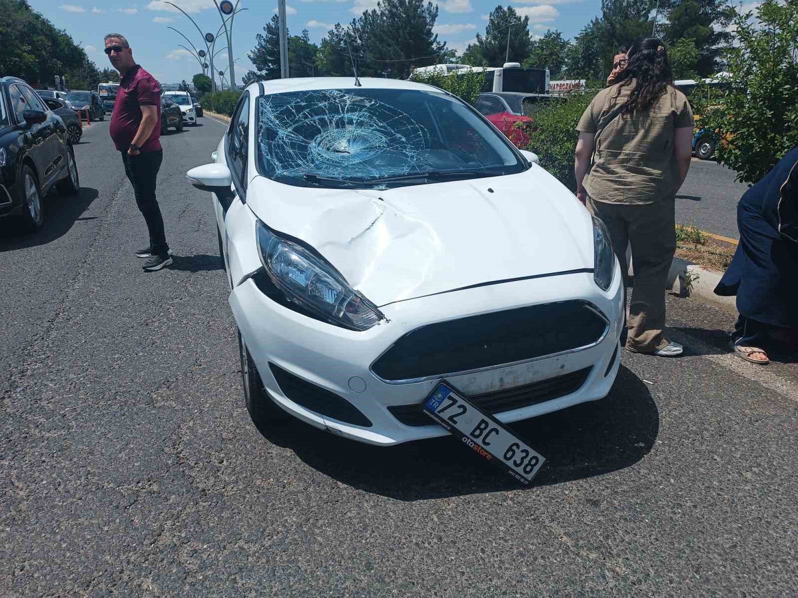 diyarbakirda yolun karsisina gecmeye calisan sahsa araba carpti 2 Z5UsYKKP
