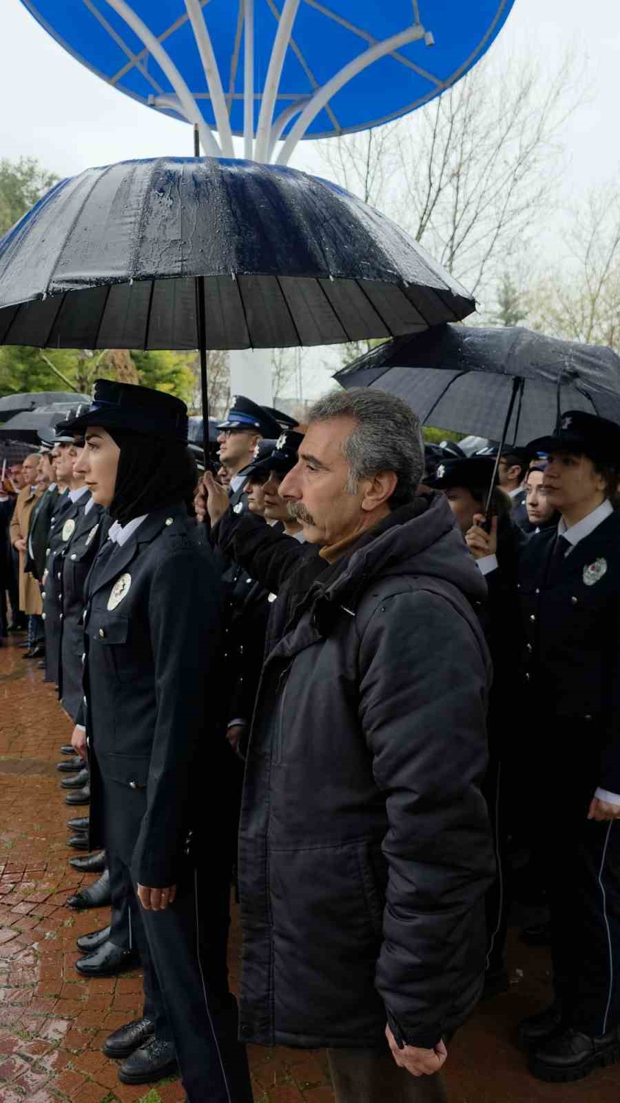 diyarbakirda yurek isitan goruntu vatandaslar yagmurda islanan polislere semsiye tuttu 1 NlEnDw7A