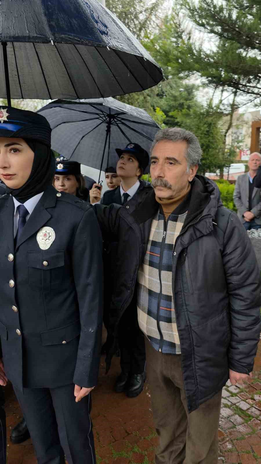 diyarbakirda yurek isitan goruntu vatandaslar yagmurda islanan polislere semsiye tuttu 2 gR8IhnOe
