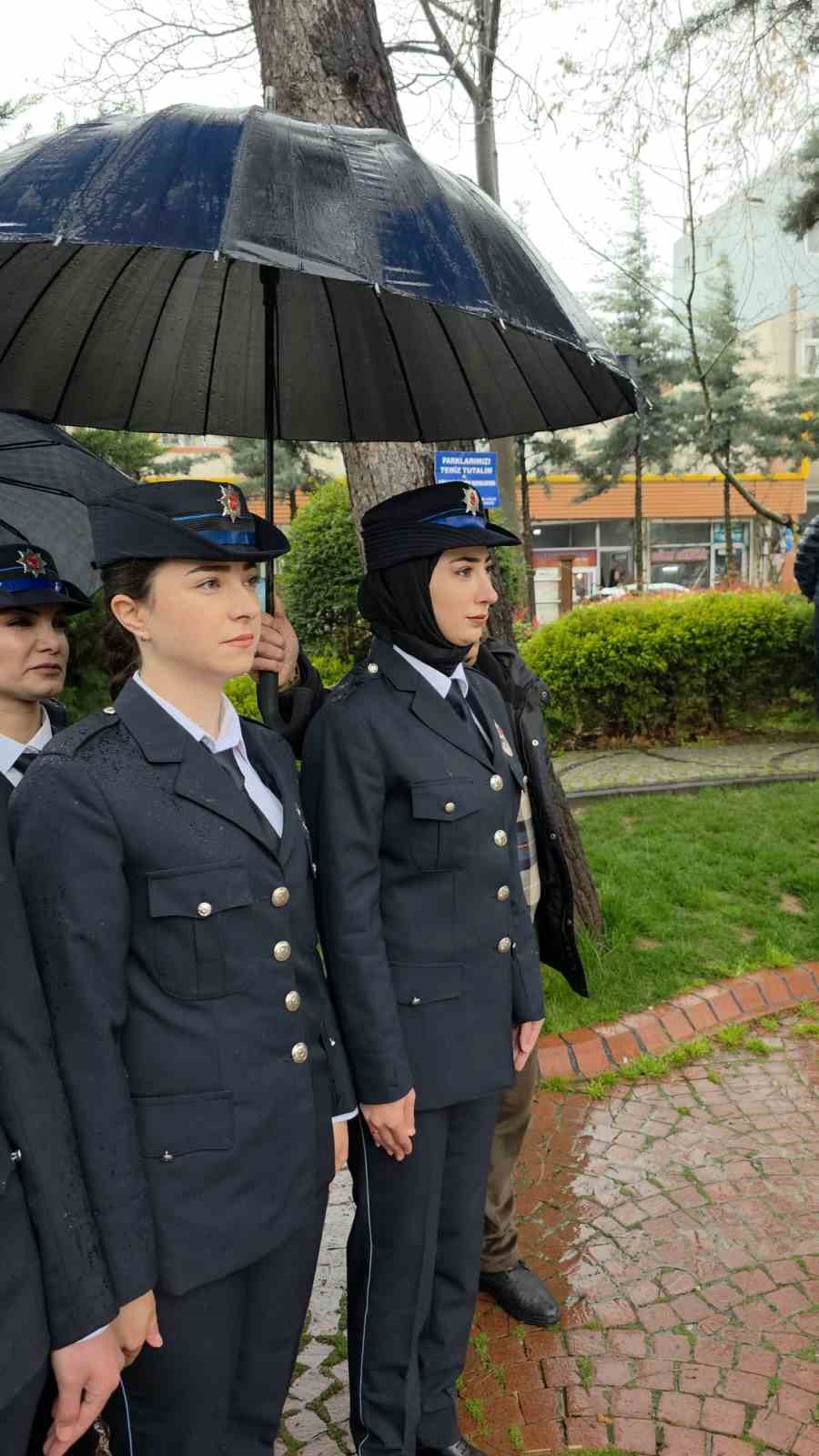 diyarbakirda yurek isitan goruntu vatandaslar yagmurda islanan polislere semsiye tuttu 3 17cdQdBL