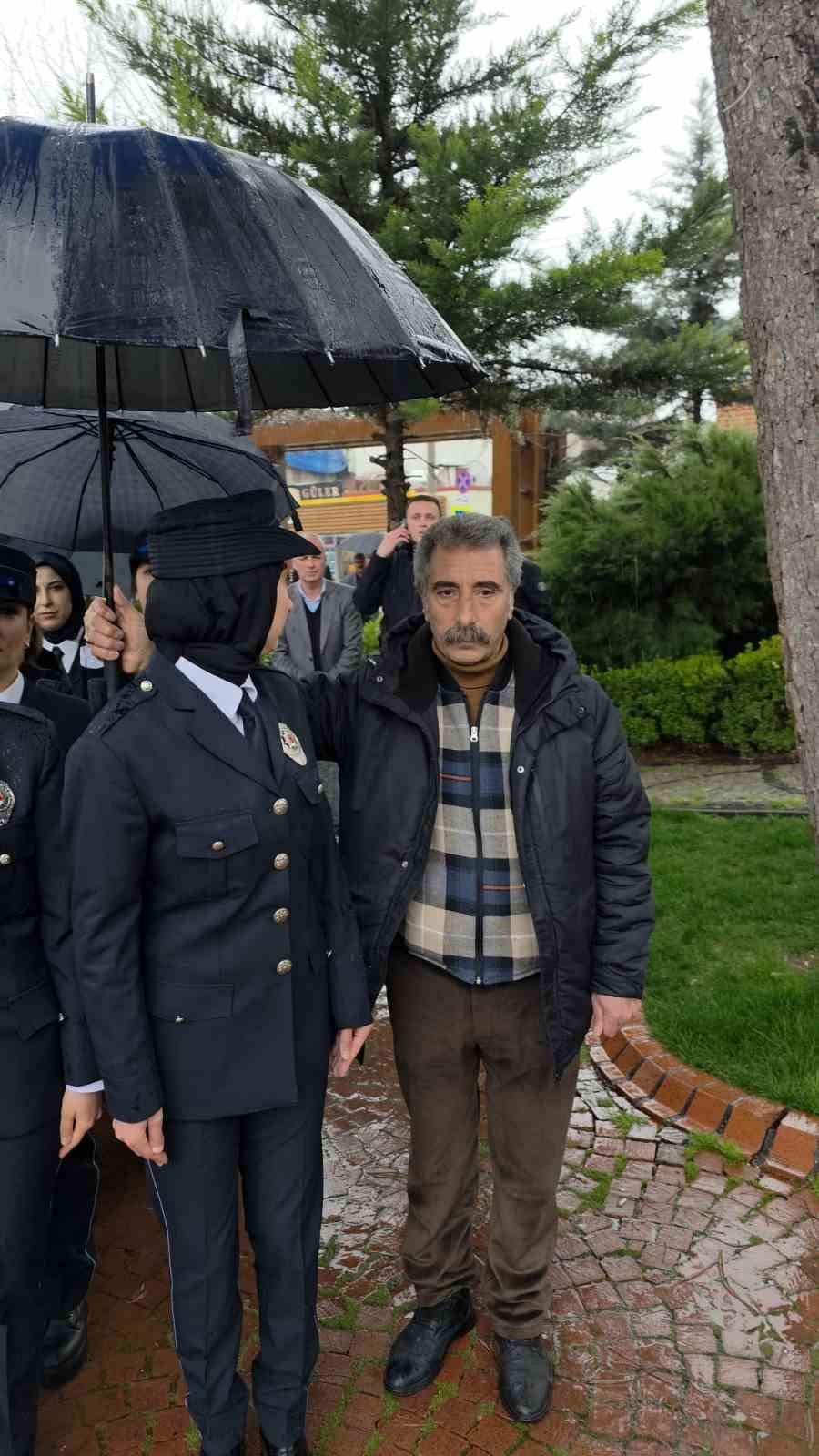 diyarbakirda yurek isitan goruntu vatandaslar yagmurda islanan polislere semsiye tuttu 4 9pV8qq8a