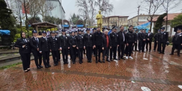 diyarbakirda-yurek-isitan-goruntu-vatandaslar-yagmurda-islanan-polislere-semsiye-tuttu-XFaLCBRZ.jpg