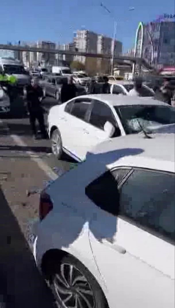 Diyarbakır’da zincirleme kaza: 4 yaralı 4 diyarbakirda zincirleme kaza 4 yarali 0 4jNucEHU