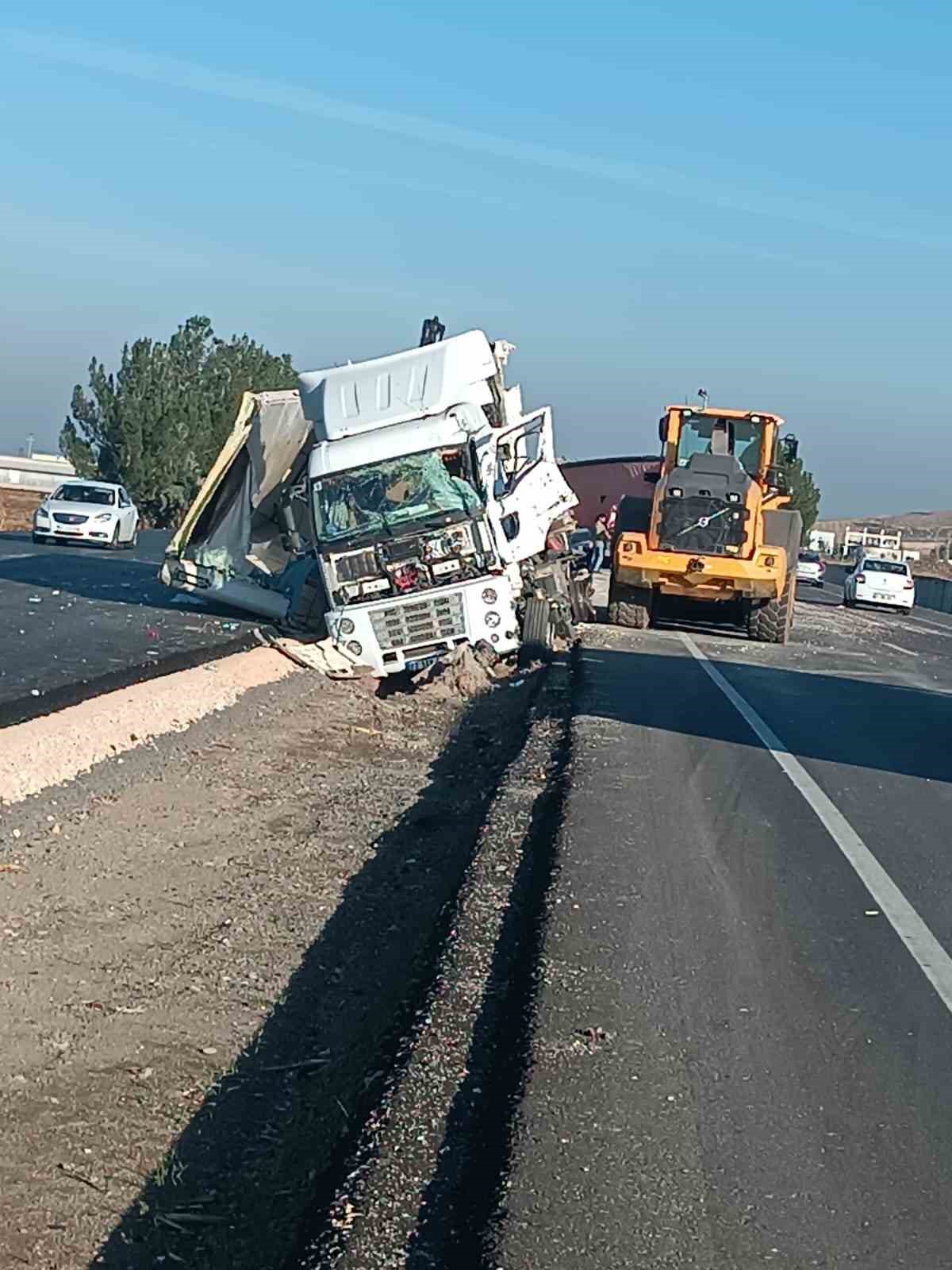 diyarbakirda zincirleme trafik kazasi 3 yarali 3 79EX24wm