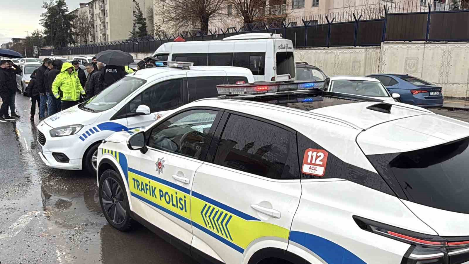 diyarbakirda zincirleme trafik kazasi 4 yarali 0 pR6jzyOt