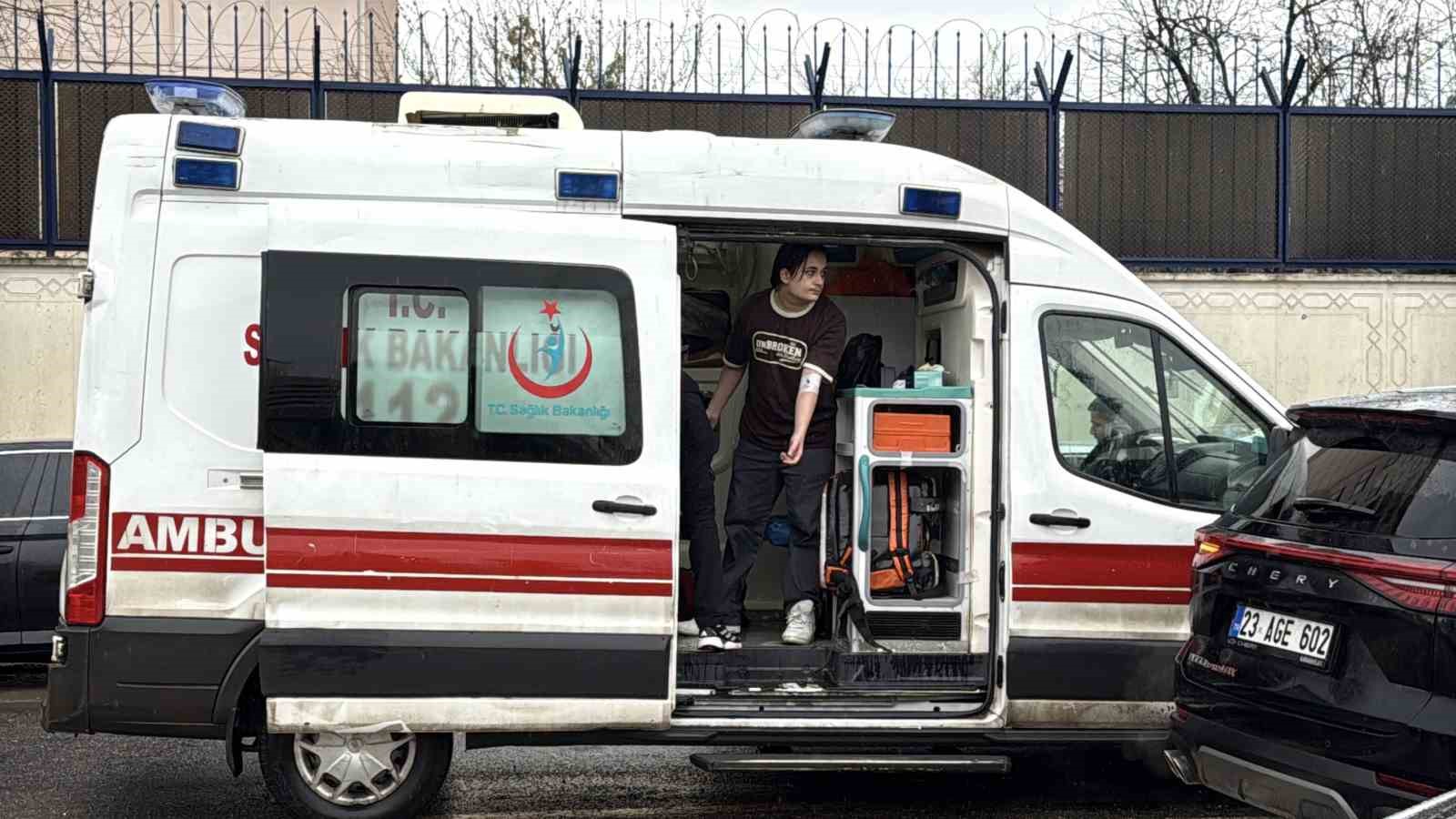 diyarbakirda zincirleme trafik kazasi 4 yarali 3 7KvaZgPC