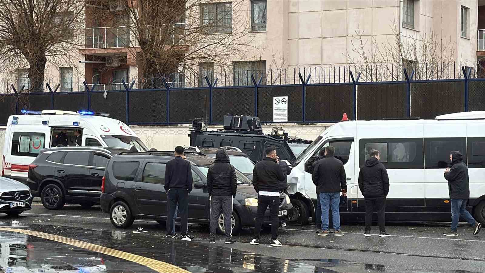 diyarbakirda zincirleme trafik kazasi 4 yarali 4 2Yd93RYP