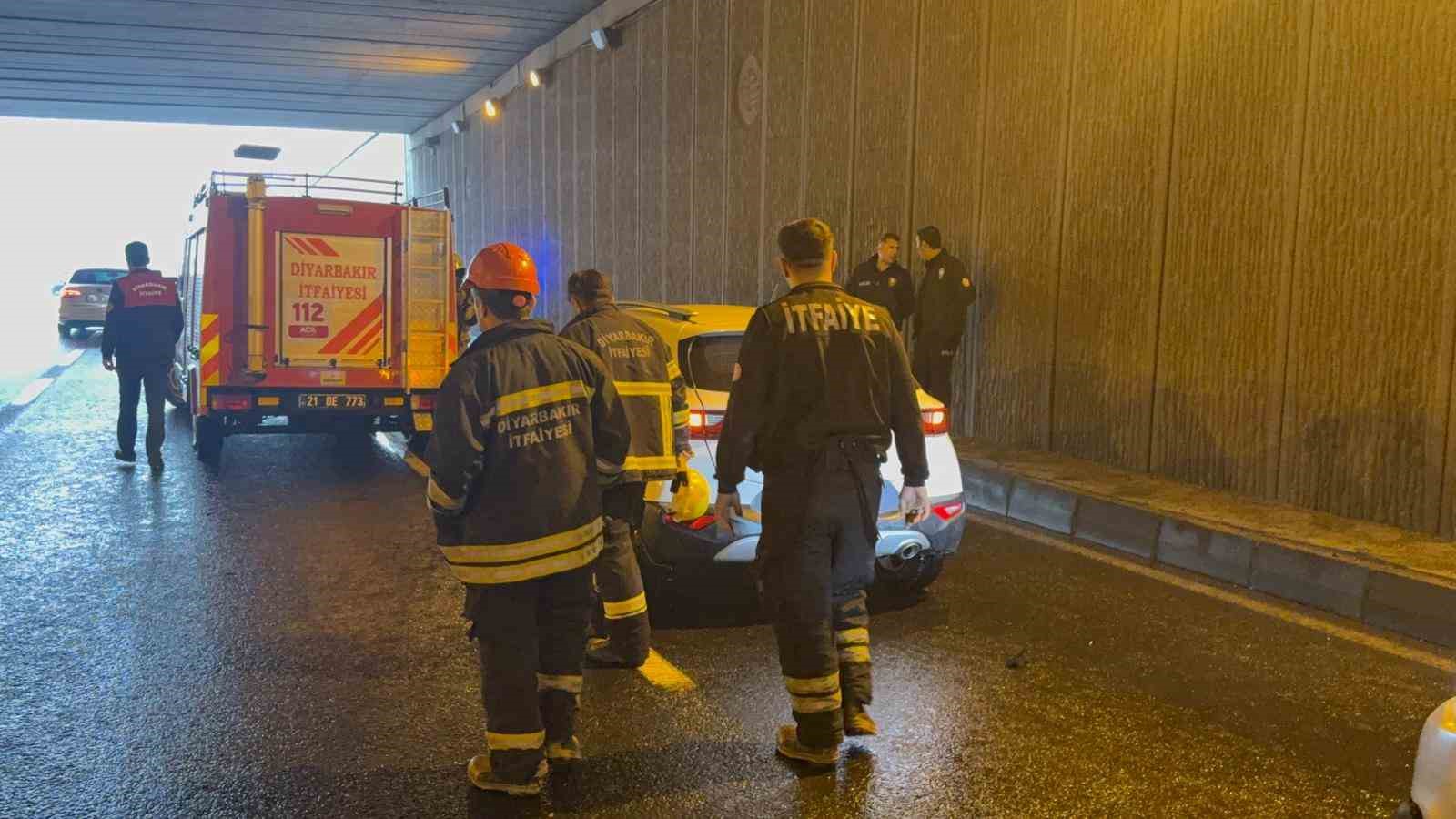 diyarbakirda zincirleme trafik kazasi trafik durma noktasina geldi 3 kisi yaralandi 1 HIsUkf2F