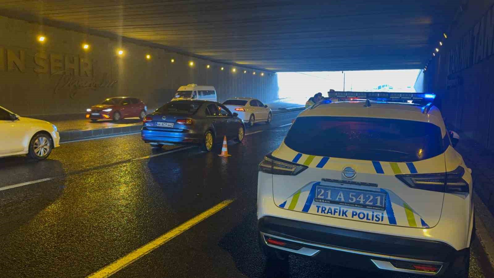 diyarbakirda zincirleme trafik kazasi trafik durma noktasina geldi 3 kisi yaralandi 2 NwNhDyJY
