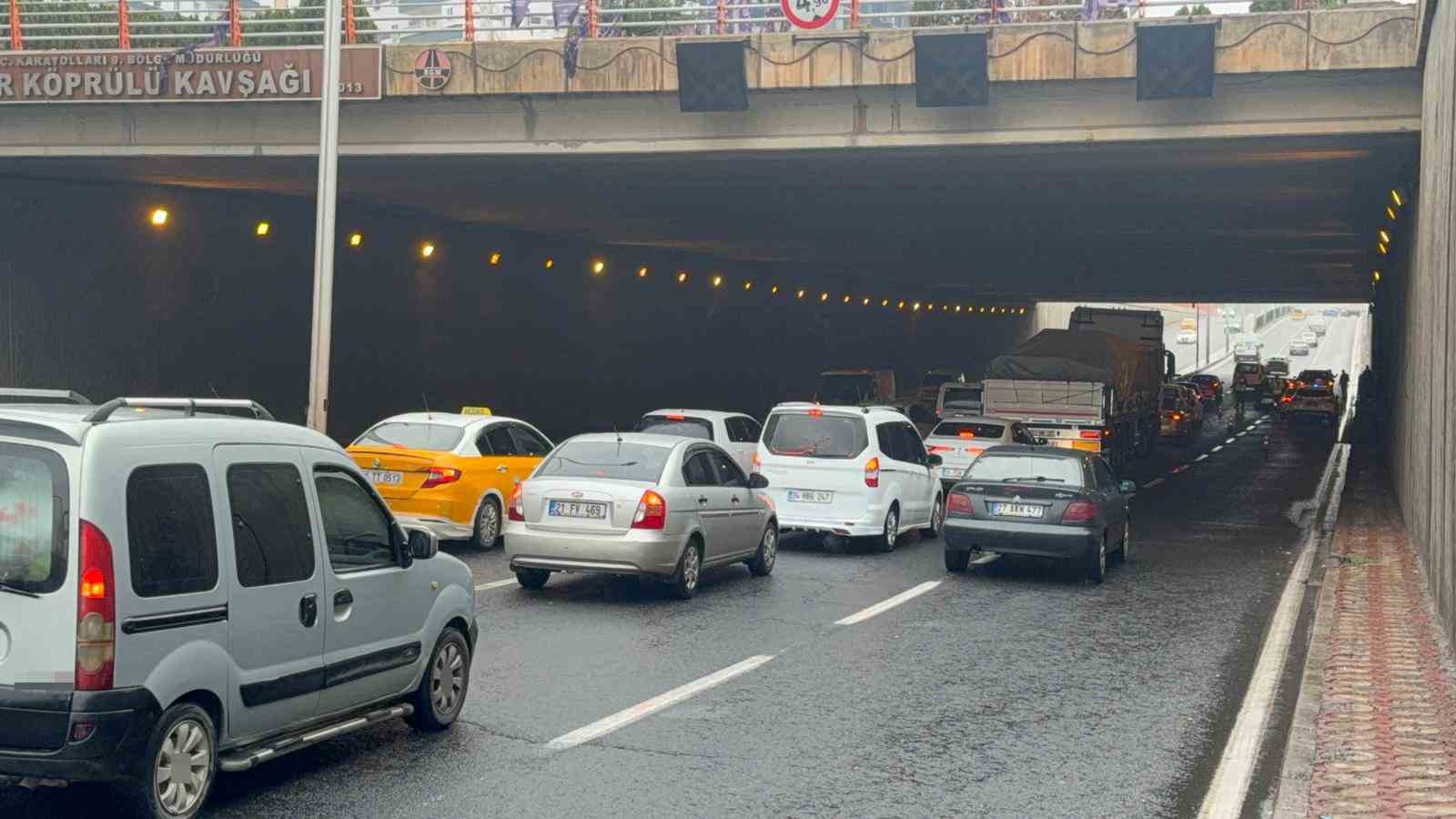 diyarbakirda zincirleme trafik kazasi trafik durma noktasina geldi 3 kisi yaralandi 3 j5AGOTea
