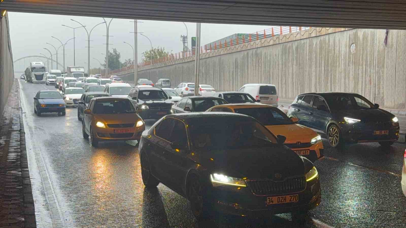 diyarbakirda zincirleme trafik kazasi trafik durma noktasina geldi 3 kisi yaralandi 4 VIZQetKn