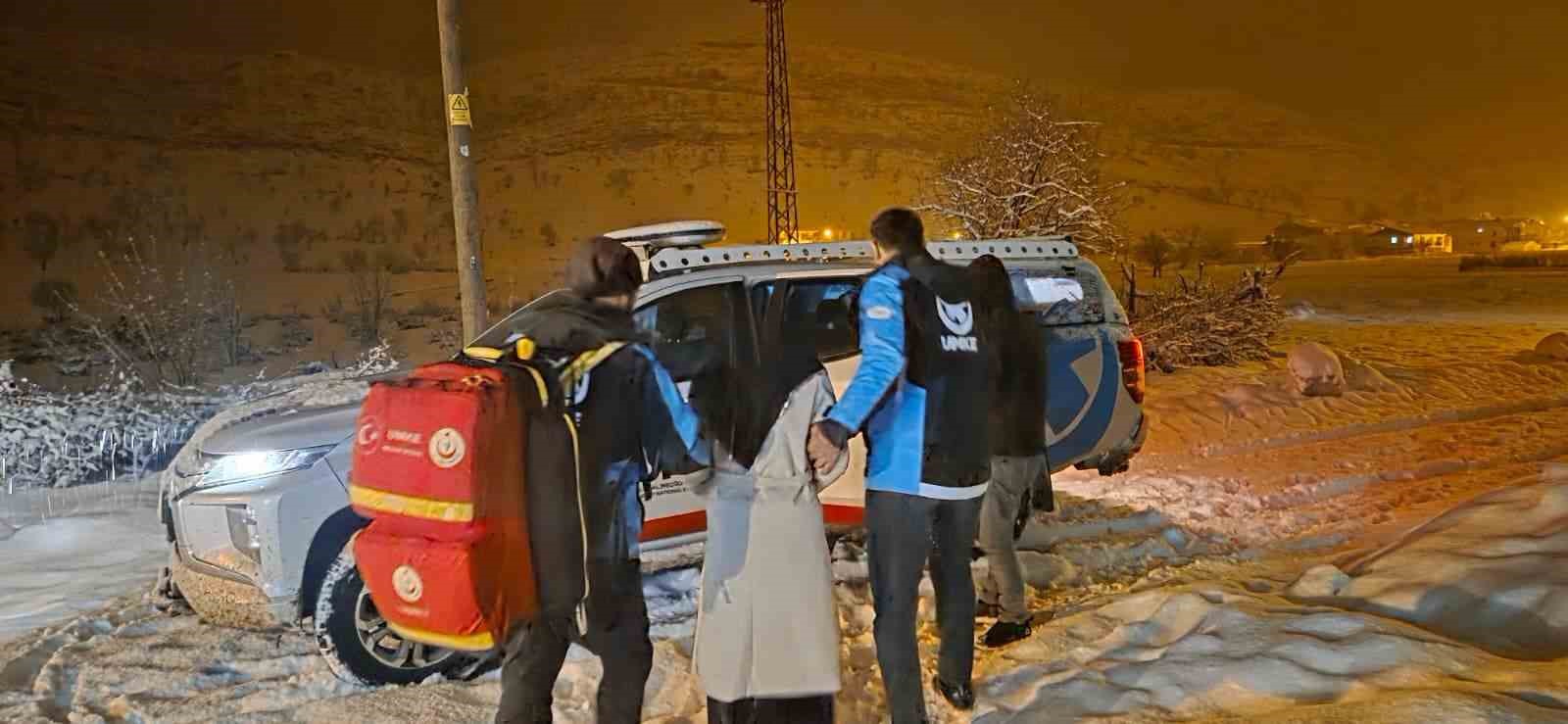 diyarbakirda zorlu kis sartlarinda saglik seferberligi kapali yollarda umke ve 112den zamanla yaris 4 NnHu75cD