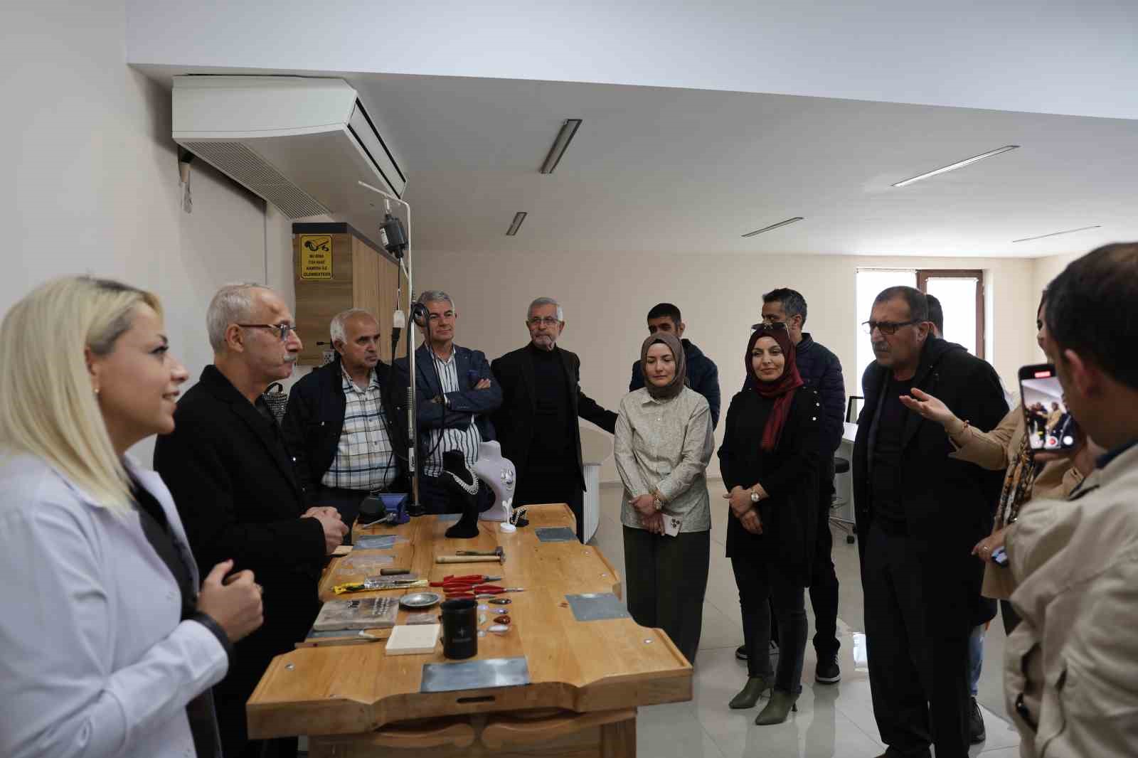 Diyarbakır’ın 57 yıllık kuyumculuk hafızası olan zanaatkar, öğretmenlerle buluştu 5 diyarbakirin 57 yillik kuyumculuk hafizasi olan zanaatkar ogretmenlerle bulustu 1 YgqRPDuQ