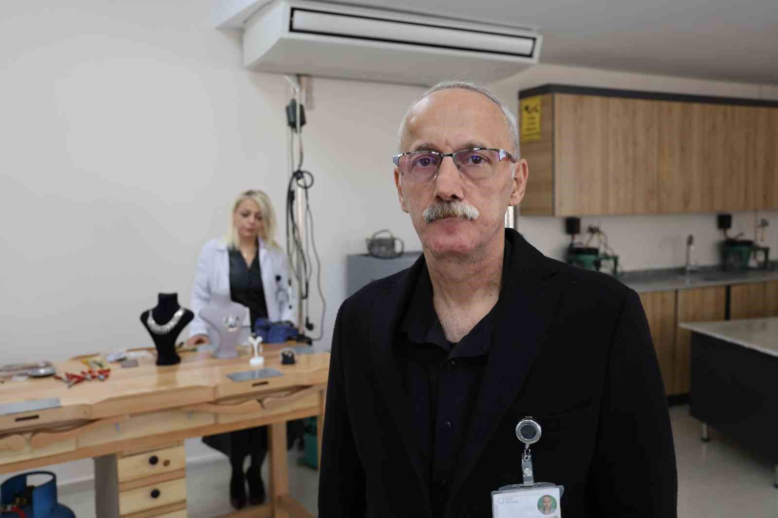 Diyarbakır’ın 57 yıllık kuyumculuk hafızası olan zanaatkar, öğretmenlerle buluştu 7 diyarbakirin 57 yillik kuyumculuk hafizasi olan zanaatkar ogretmenlerle bulustu 3 uuLXZEuq
