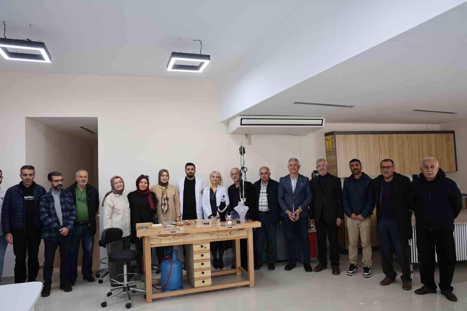 Diyarbakır’ın 57 yıllık kuyumculuk hafızası olan zanaatkar, öğretmenlerle buluştu 10 diyarbakirin 57 yillik kuyumculuk hafizasi olan zanaatkar ogretmenlerle bulustu 6 jgCTpP6S