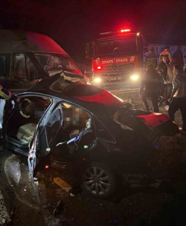 diyarbakirin-bismil-ilcesinde-meydana-gelen-zincirleme-trafik-kazasinda-olu-ve-yaralilarin-oldugu-bildirildi-olay-HKeRJAnv.jpg