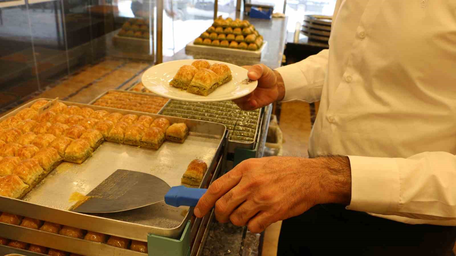 diyarbakirin en unlu tatlicisi bir yil da 40 tona yakin tatli satti 10 m3Tce6TI