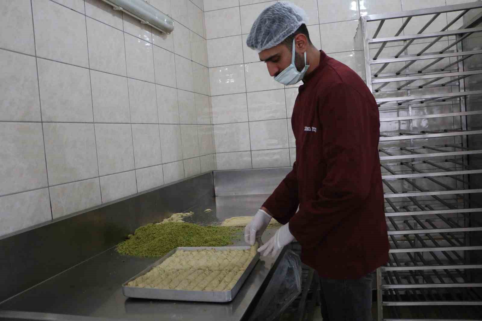 diyarbakirin en unlu tatlicisi bir yil da 40 tona yakin tatli satti 3 rRmZHule