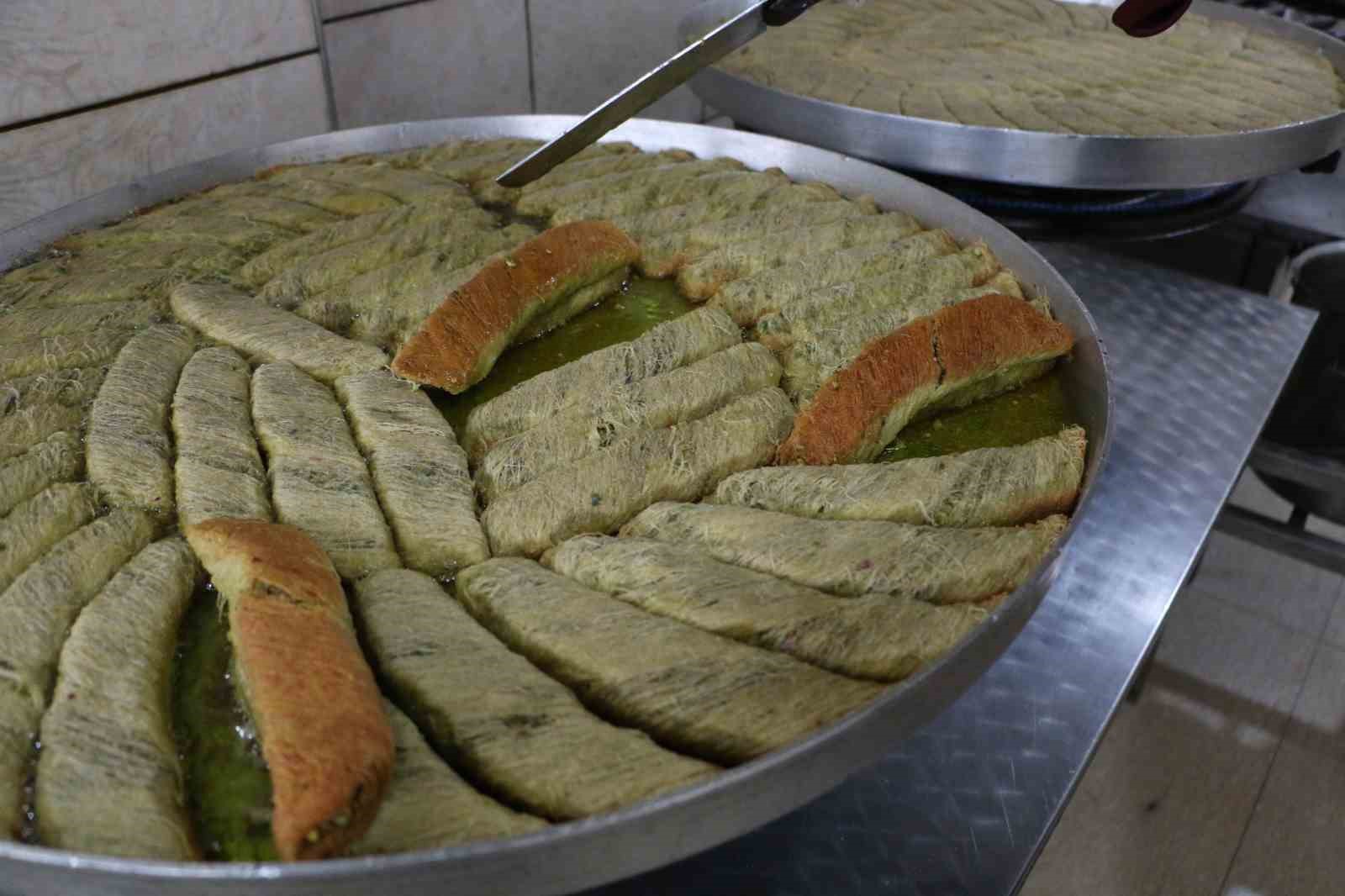 diyarbakirin en unlu tatlicisi bir yil da 40 tona yakin tatli satti 6 E7vCgOfl
