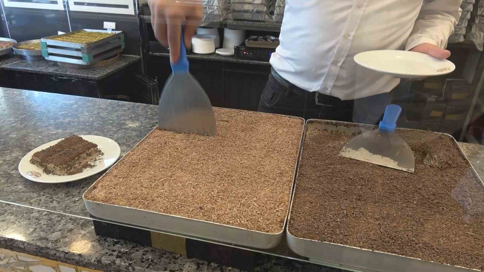 Diyarbakır’ın kavurucu sıcağında serinleten lezzet: Soğuk baklava, yaz aylarında vatandaşların vazgeçilmezi oldu 7 diyarbakirin kavurucu sicaginda serinleten lezzet soguk baklava yaz aylarinda vatandaslarin vazgecilmezi oldu 3