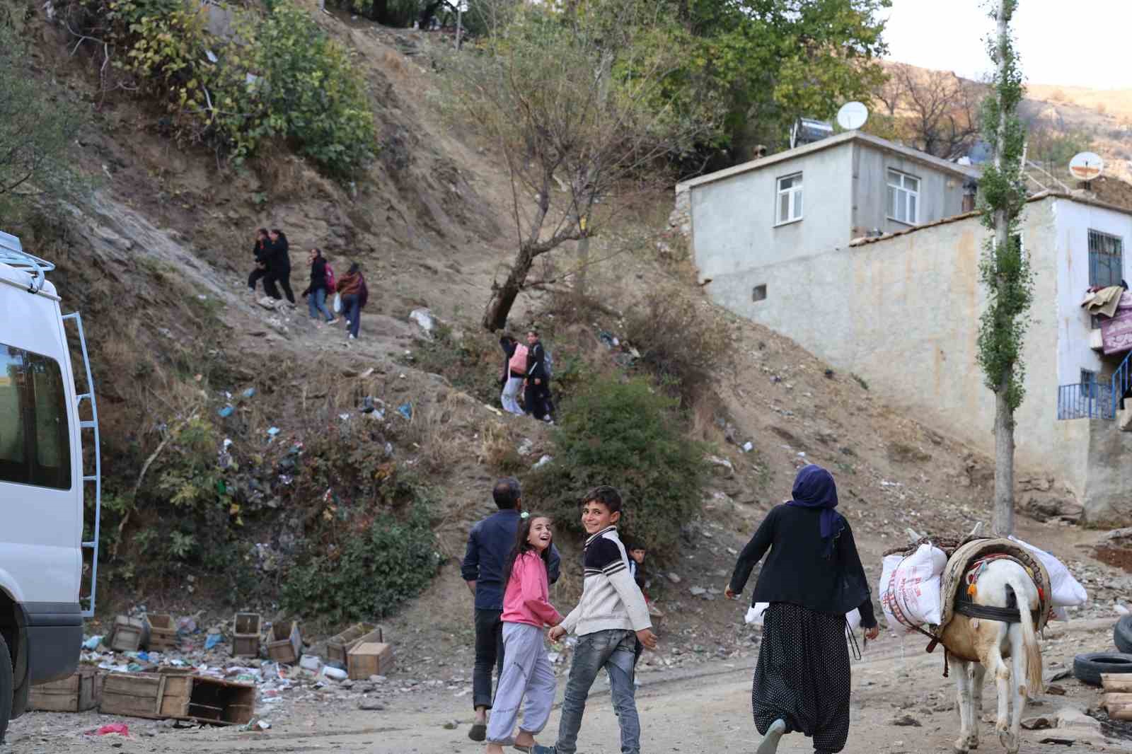 diyarbakirin kirsal mahallesinde yukler eseklerle evlere goturuluyor 1 tNctisD2