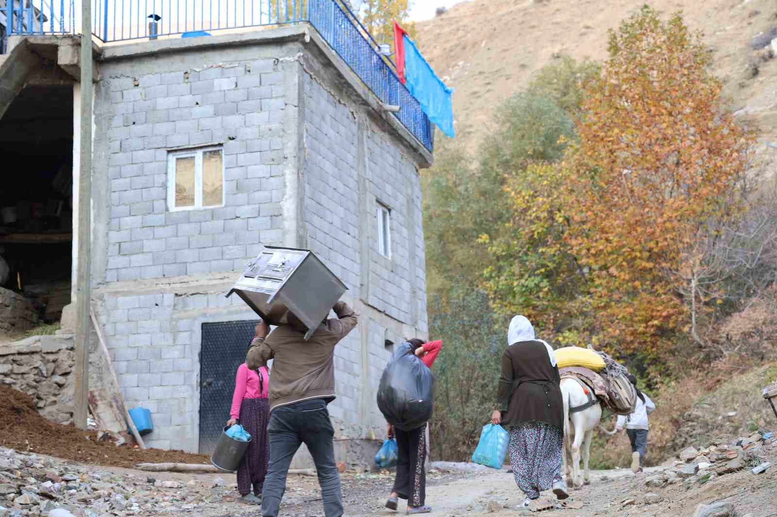 diyarbakirin kirsal mahallesinde yukler eseklerle evlere goturuluyor 3 Tbs3w2hY